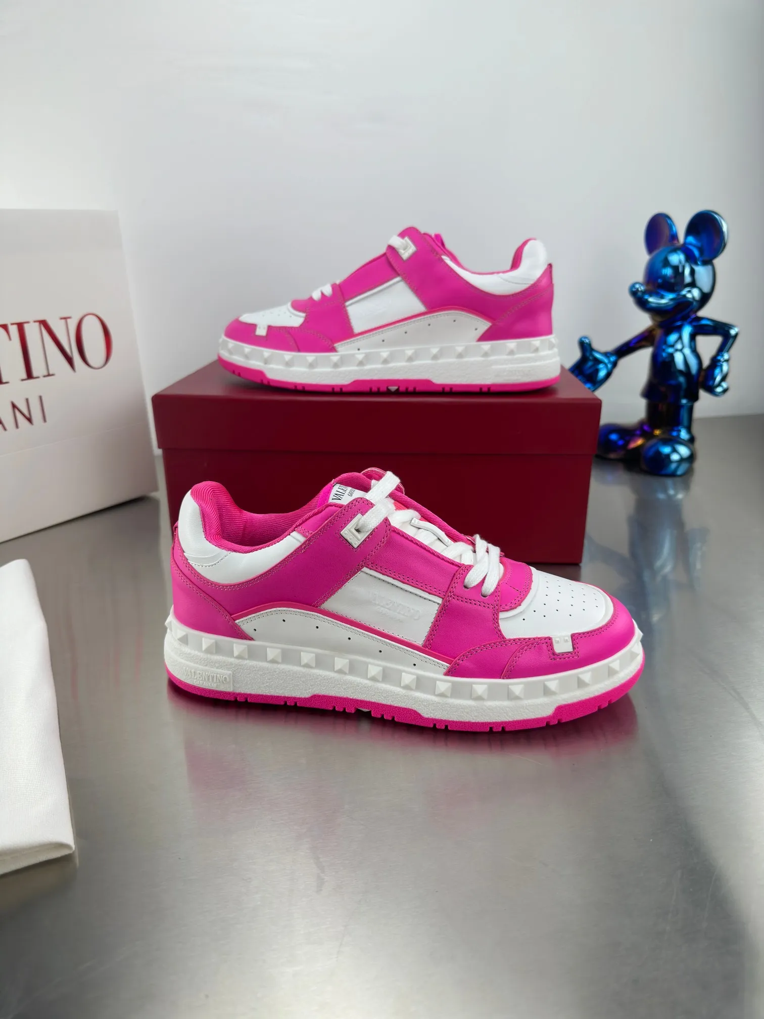 👟👟Ex-factory price 640👟👟 🔺Valentino🔺 Valentino VT 2024 early spring white shoes casual shoes! Top version!  Original 1:1 mold opening! Lasting + oil edge craftsmanship, classic splicing, fashionable and versatile, 🎁Full set of packaging at the same time at the counter. Fabric: Customized cowhide. Lining: Original breathable mesh. Outsole: Original TPU material outsole. Non-slip and wear-resistant. Size: Female 35-40! Male 39～45